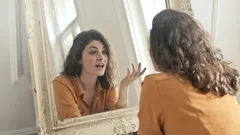 Prečo niektorí ľudia z psychologického hľadiska hovoria nahlas sami so sebou?