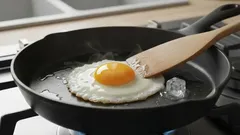 Tento trik vám zmení život: viete, prečo sa pri smažení vajec pridáva ľad?