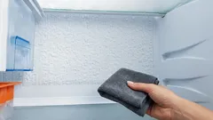 Ako sa zbaviť námrazy v chladničke: účinné metódy s uterákom a prevencia