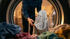 Prečo by ste mali pri praní obracať oblečenie naruby? Dôležité dôvody, prečo tak robiť, keď je to potrebné.