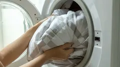 Ako vyprať perinu alebo deku, ktorá sa nezmestí do práčky?