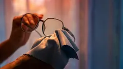 Bez čistiacich prostriedkov a alkoholu: správny spôsob čistenia šošoviek bez poškodenia skla